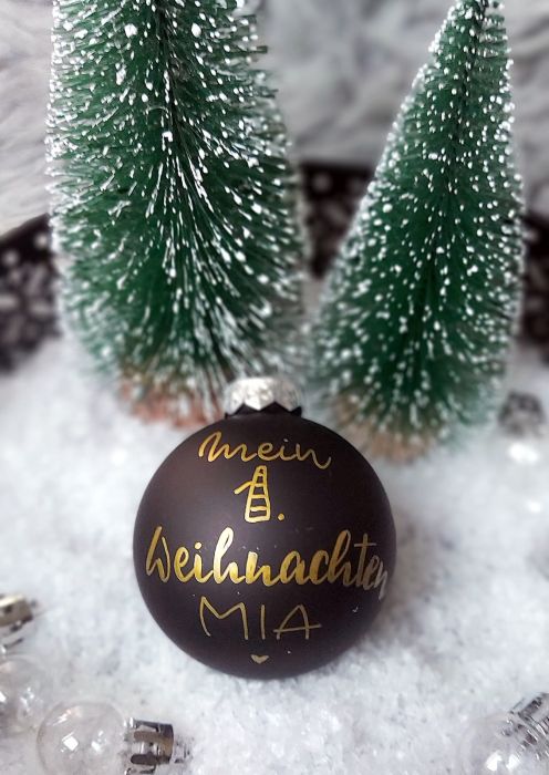 individuelle Weihnachtskugel - Glas schwarz matt mit Schrift in gold oder weiß - 3-zeilig nach Wunsch  (Durchmesser 6 cm)